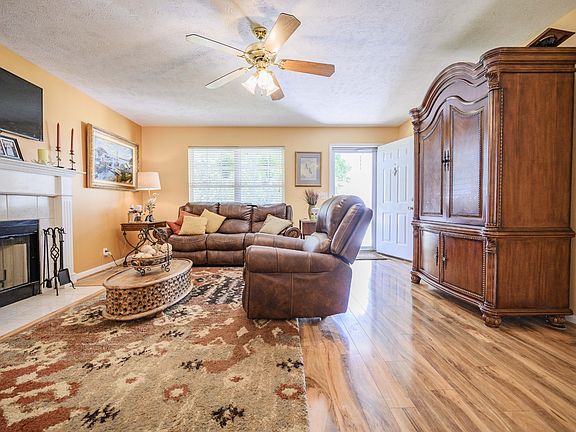 3rd image of 2816 Weybridge Dr