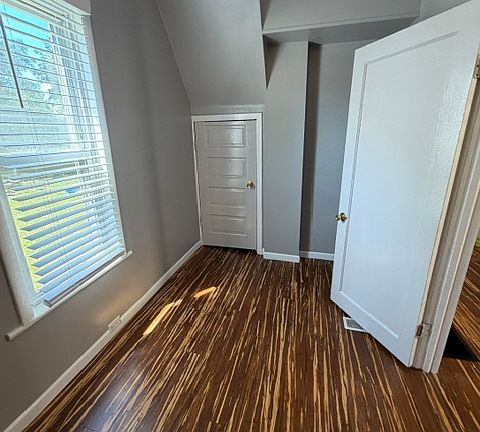 5th image of 617 Fremont Ave NW