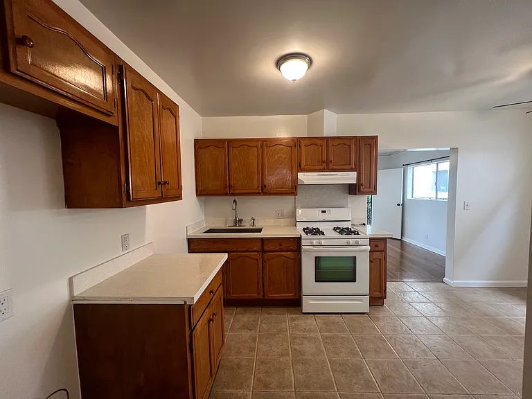 435 W Windsor Rd — Photo 7