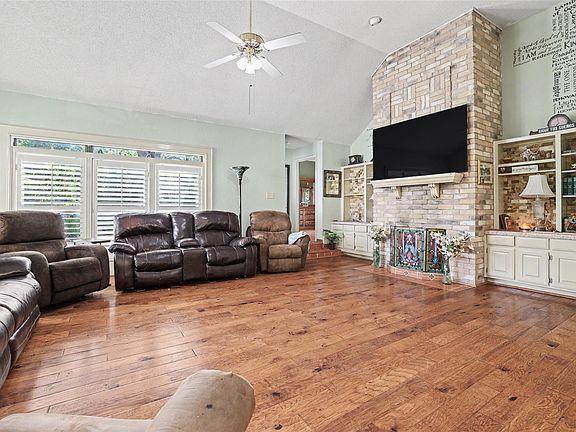 5th image of 110 S Ridge Cir