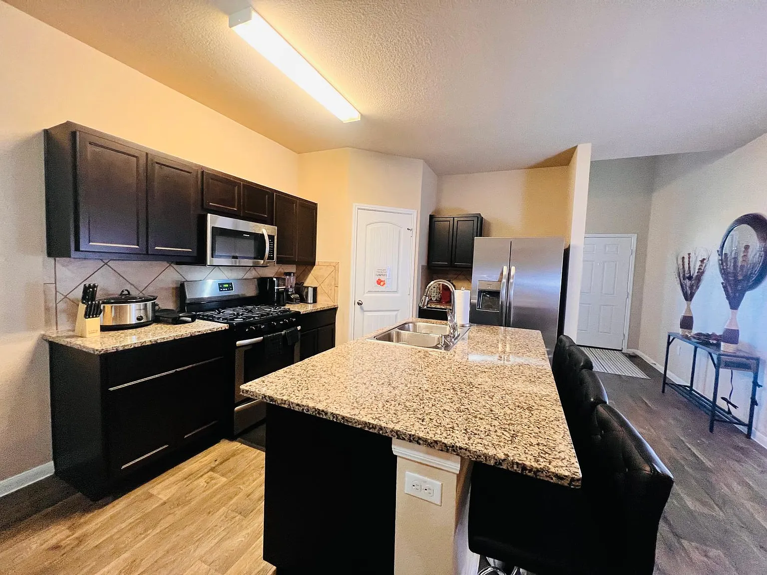 4 bed, $4,600 — Photo 2