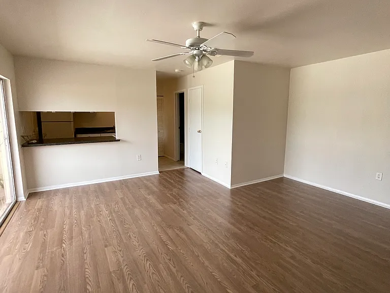 2636 Hidden Lake Dr N #E — Photo 2