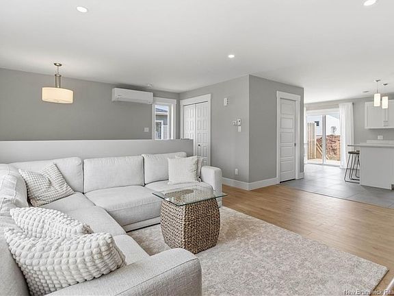 5th image of 222 Cadieux St