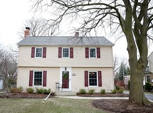 7208 N Crossway Rd, Fox Pt, WI 53217