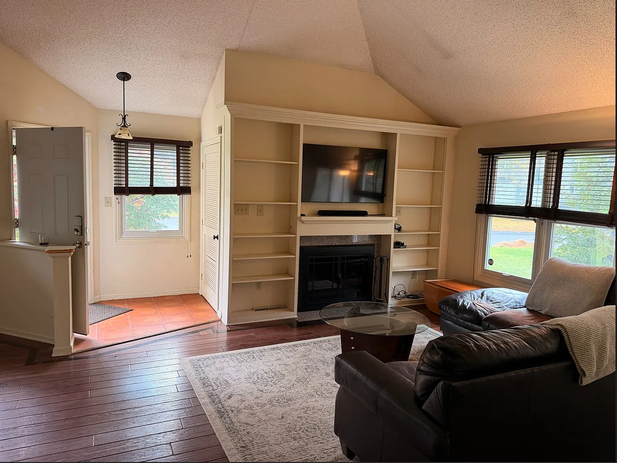 3 bed, 2.5 bath, 1446 sqft, $2,300 — Photo 3