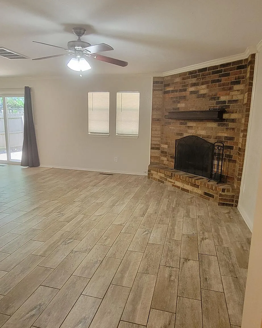 707 Hawthorne Ln — Photo 3