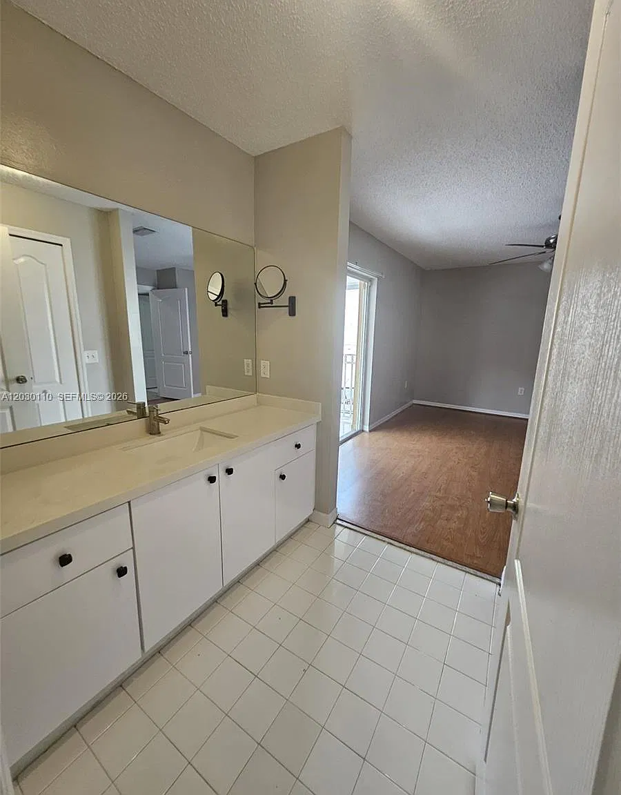3 bed, 2.0 bath, 1270 sqft, $2,900 — Photo 2