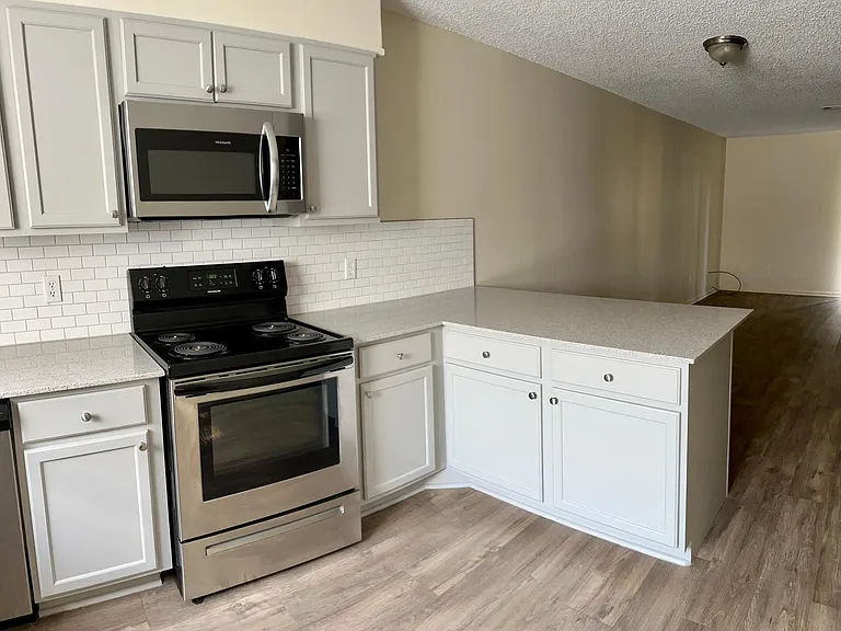300 Lucy Ln — Photo 3