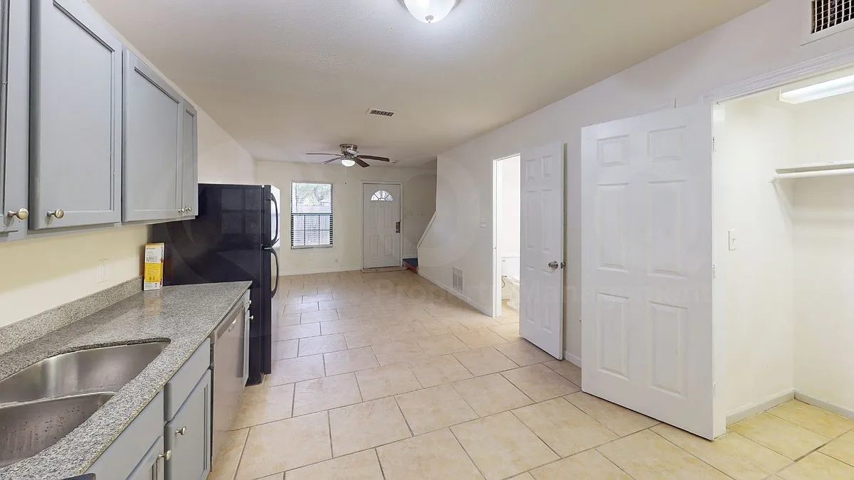 2 bed, 1.5 bath, 780 sqft, $1,299 — Photo 1