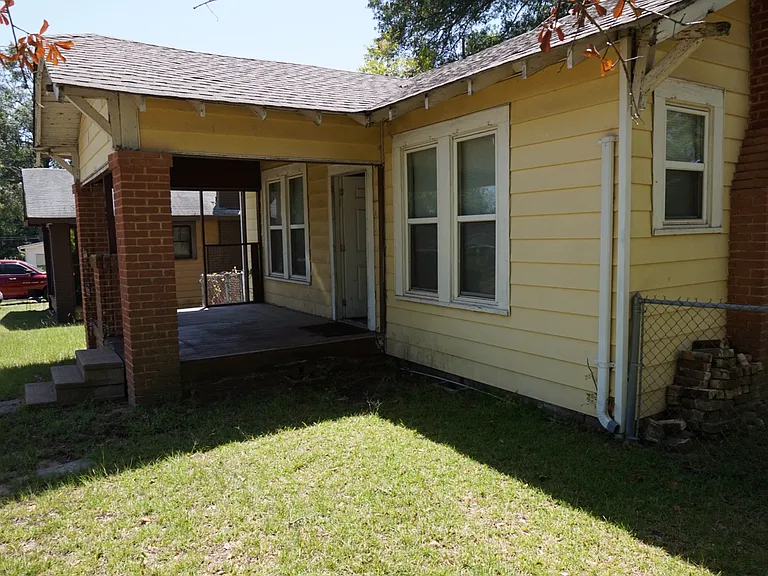 1621 Linden Ave — Photo 1