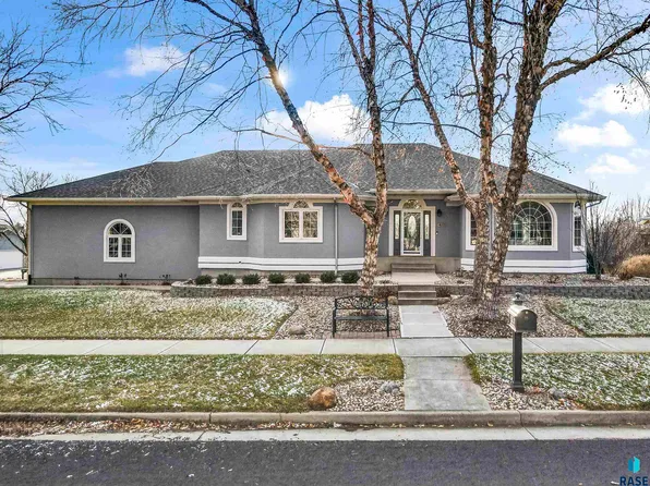 417 E Meadowlark Cir, Brandon, SD 57005