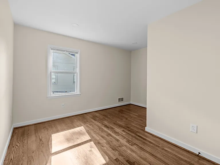 1153 Linwood St — Photo 14