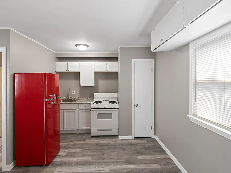 24311 Plymouth Rd — Photo 18
