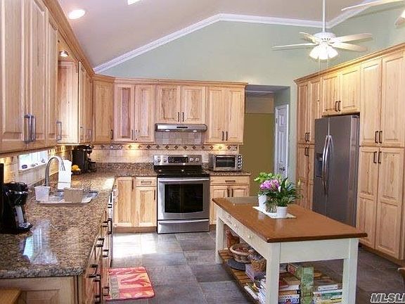 4th image of 27 Northgate Cir