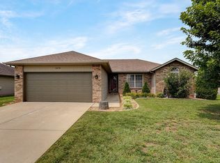 1075 S Hazelnut Ave, Springfield, MO 65802