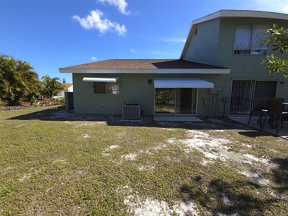 3rd image of 1407 SE Larkwood Cir