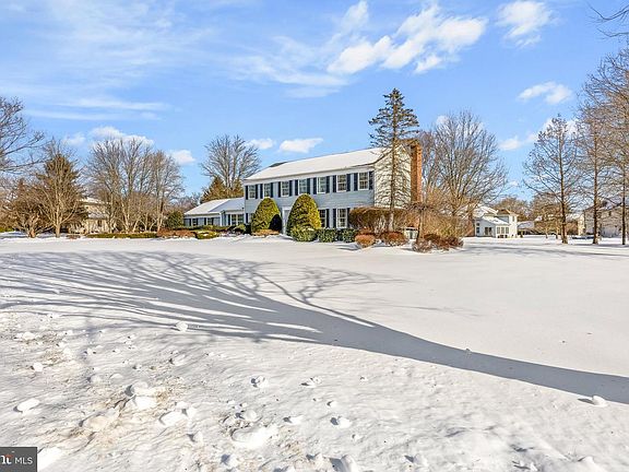 5th image of 9 Howard Dr