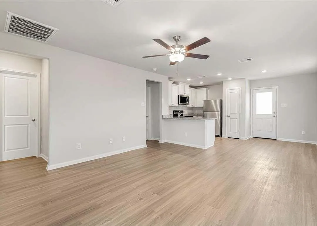 3 bed, 2.0 bath, 1091 sqft, $2,150 — Photo 3