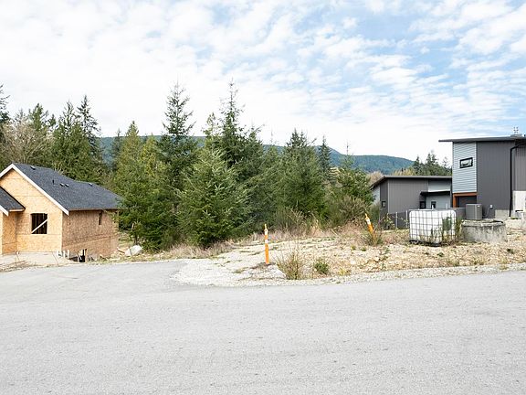 2nd image of 1221 Castle Rd