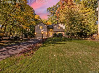 23605 Beech Rd, Southfield, MI 48033