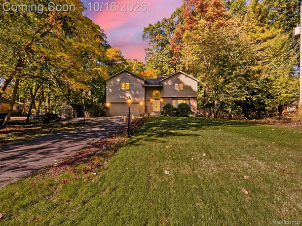 23605 Beech Rd, Southfield, MI 48033