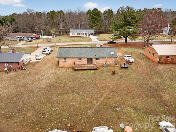 3rd image of 1406 Meandering Ln