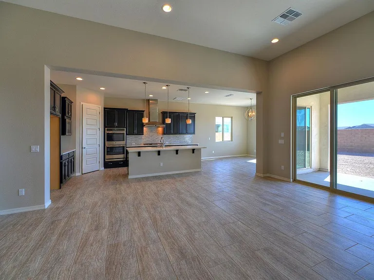 9409 W Daley Ln — Photo 3