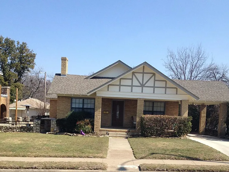 1st house on University across from Moudy