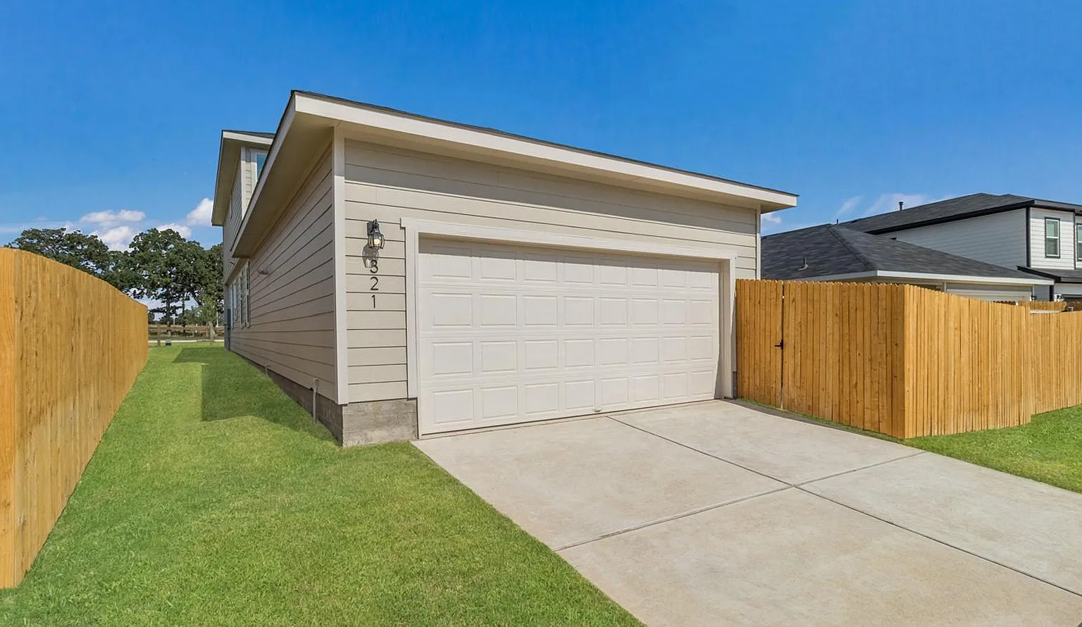 4 bed, 2.5 bath, 1754 sqft, $2,100 — Photo 1