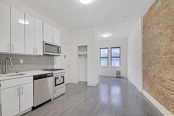 Rented by Creed Realty Group | media 16