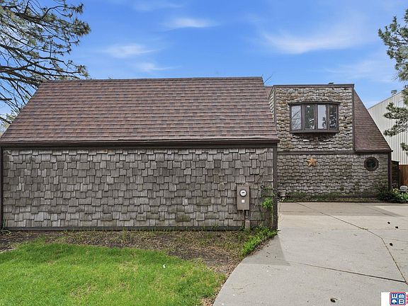 3rd image of 592 W Lakeshore Dr