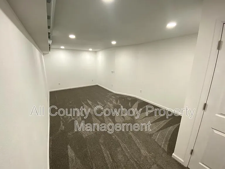 1710 1/2 Walsh Ct — Photo 6