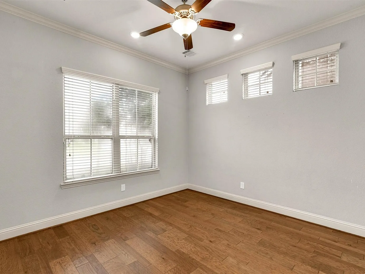 5 bed, 4.0 bath, 3842 sqft, $4,000 — Photo 4