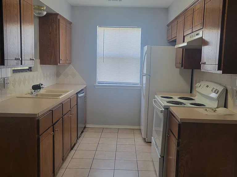 3905 SW Mesquite Dr — Photo 2