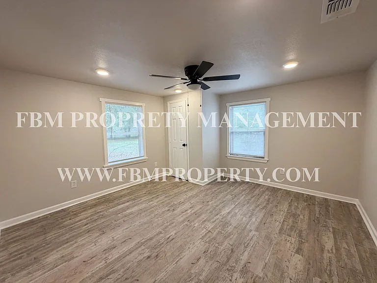303 E Thompson St — Photo 16