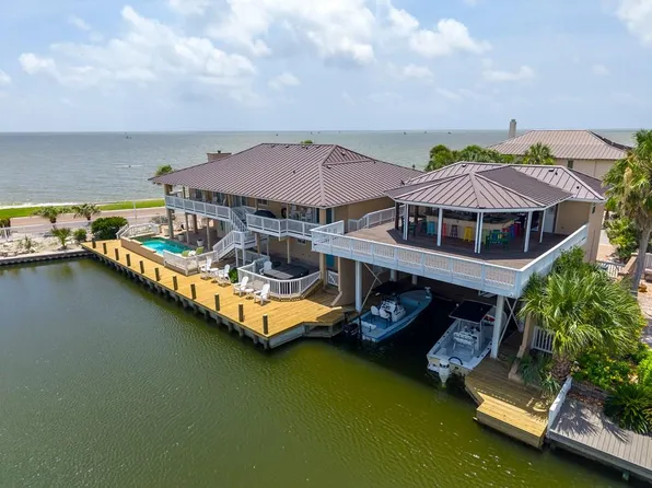 1 Blue Heron Dr, Rockport, TX 78382