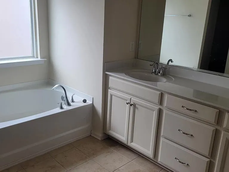 107 Dellbrook Streetunit E — Photo 16