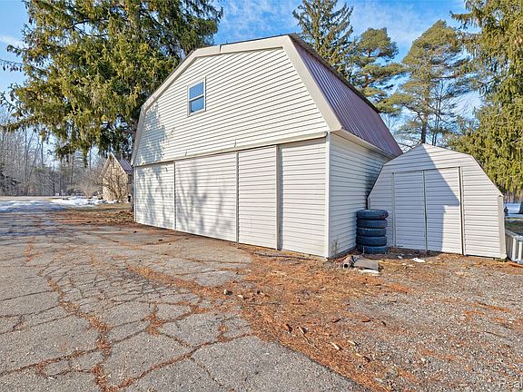 3rd image of 1717 S Sashabaw Rd