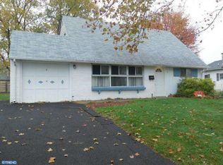 6 Queensbridge Rd, Levittown, PA 19057