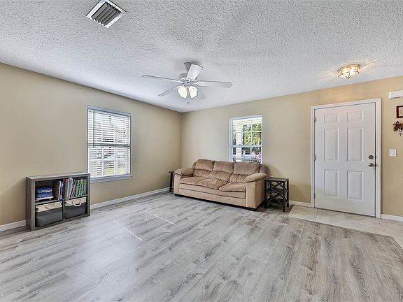 4th image of 560 Fern Ave