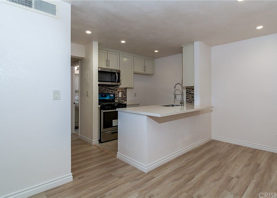1st image of 18645 Hatteras St Unit 304