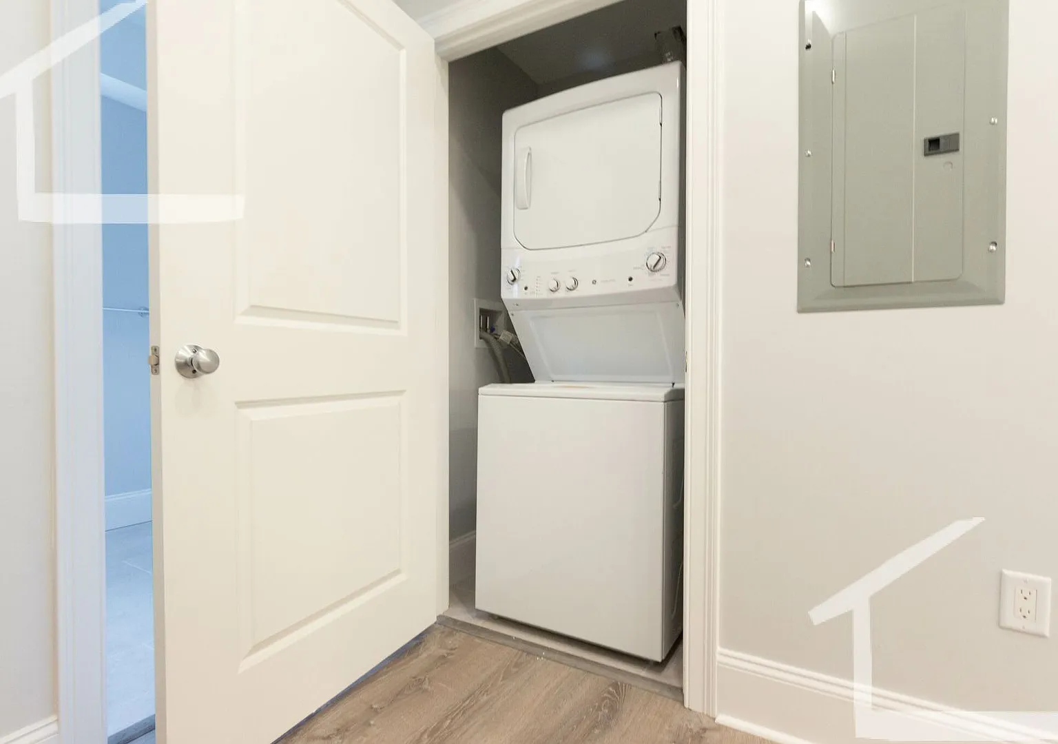 Charming 4 Bedroom -NO Broker Fee — Photo 4