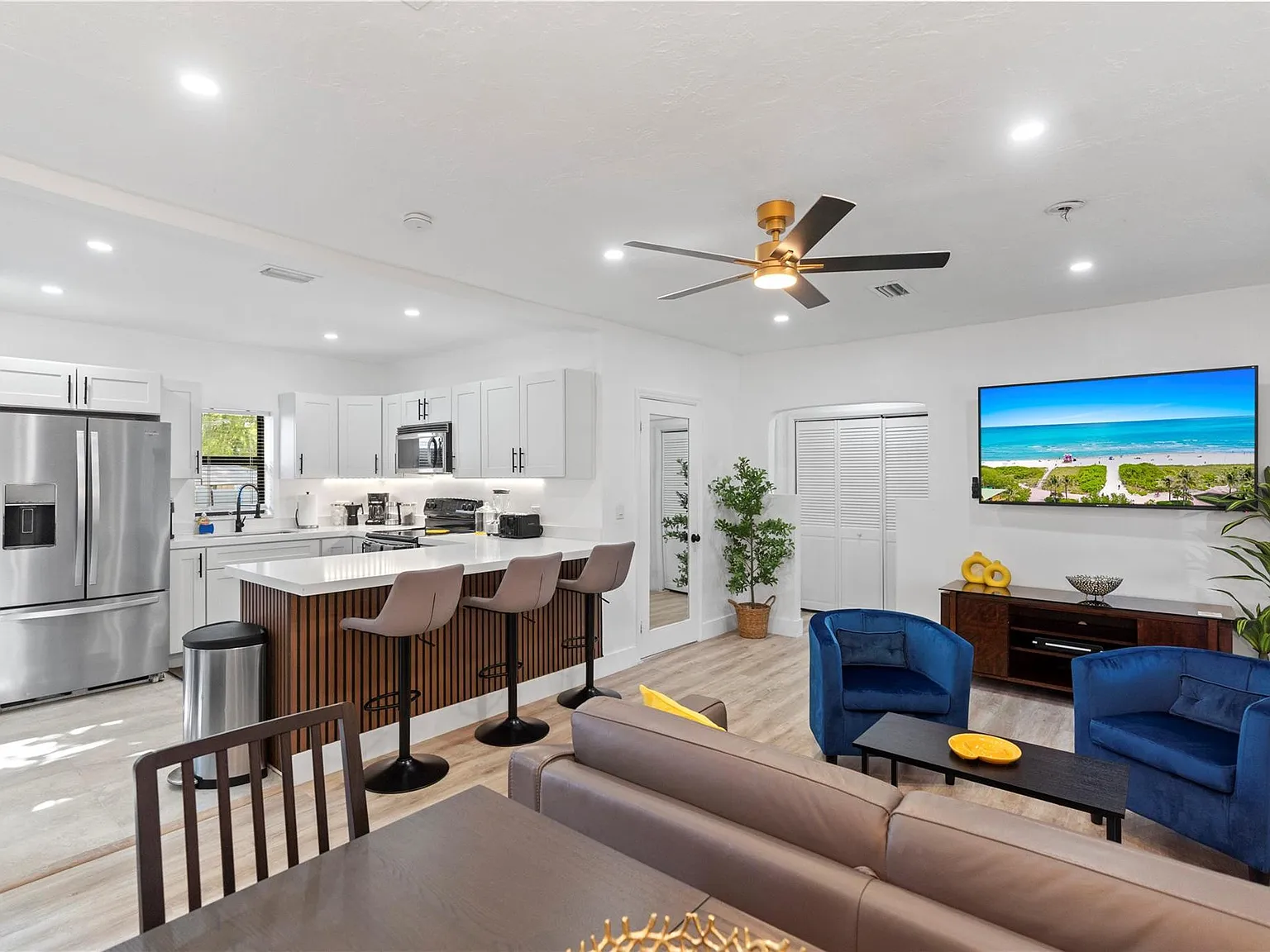 4 bed, 2.0 bath, 1840 sqft, $4,300 — Photo 2