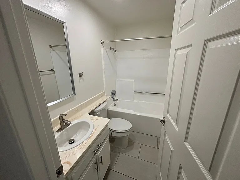 12151 Moorpark St #204 — Photo 7