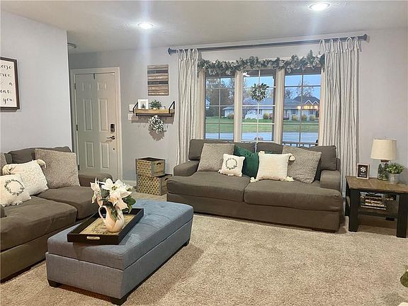 3rd image of 1519 S Hunters Dr