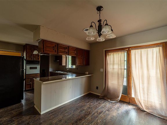 5th image of 750 Barnhill Dr