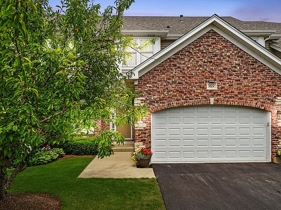 2nd image of 1022 W Bogey Ln