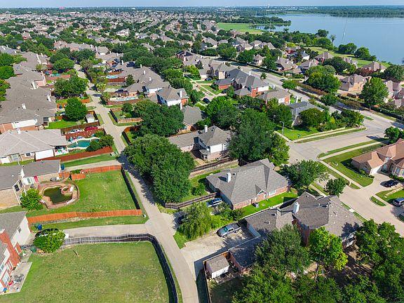 3rd image of 1718 Lake Bluff Dr
