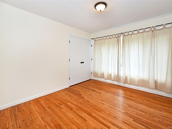 4th image of 11 Brookview Blvd