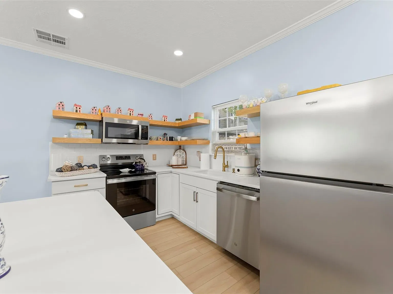 1 bed, 1.5 bath, 1032 sqft, $2,200 — Photo 3